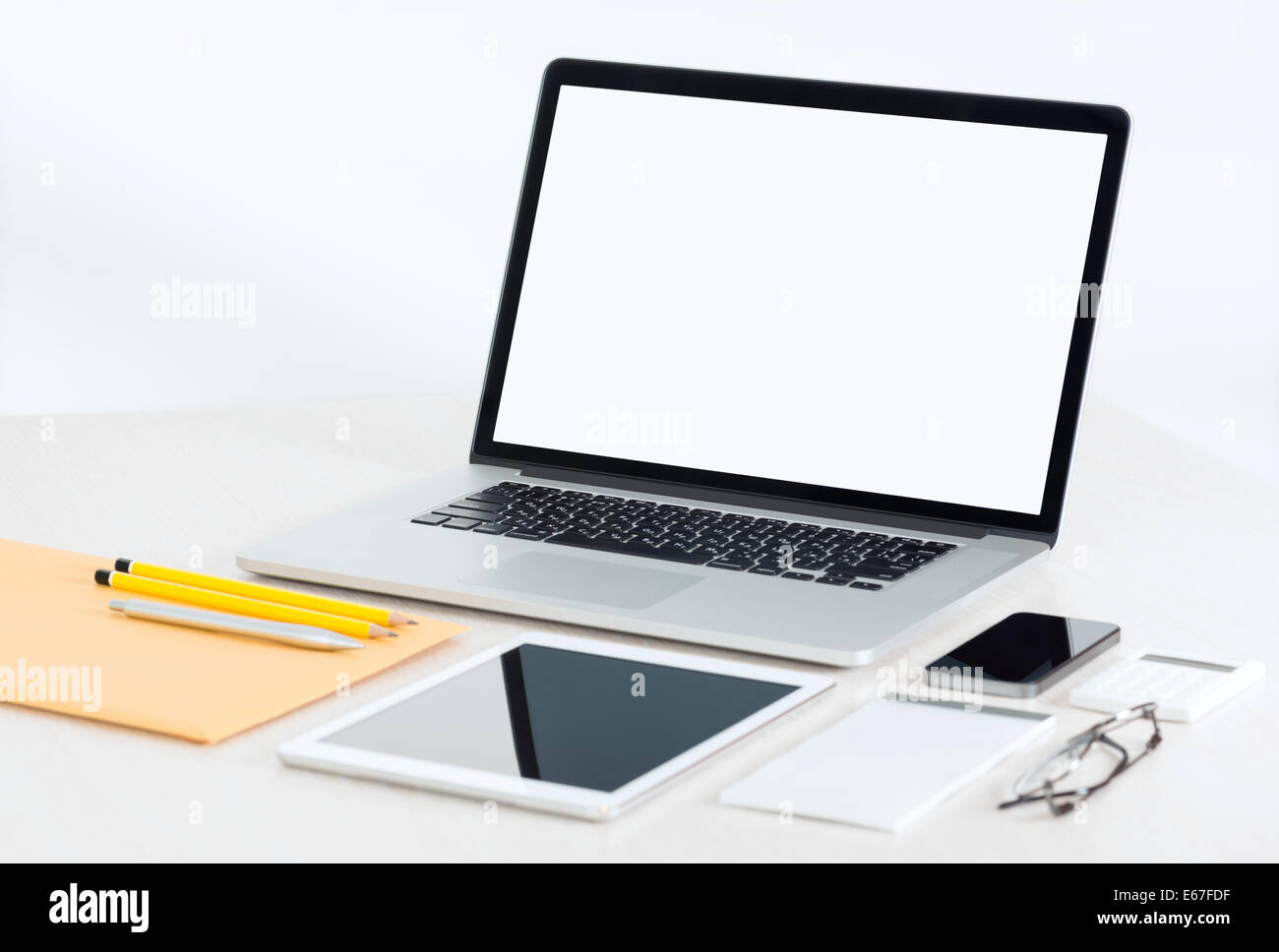 Moderne Büro-Arbeitsplatz mit metallischen Laptop, digitale Tablet, Handy, Papiere, Notizblock und andere Business-Objekte und Element Stockfoto