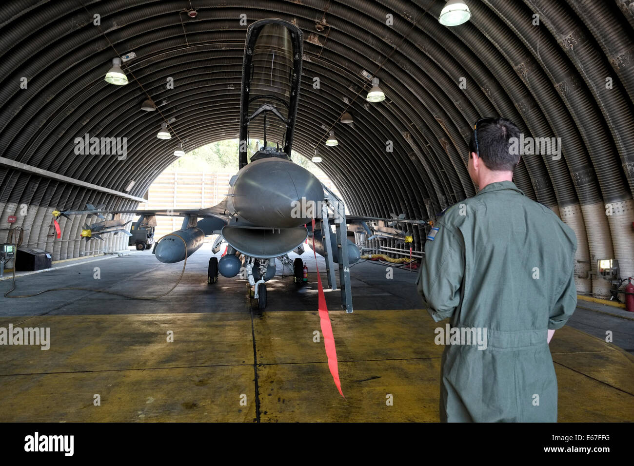 Ein israelischer Piloten mit einer F-16 Fighter Jet in einem Hangar am Hatzor Israeli Air Force Base auch genannt Kanaf 4, im Zentrum von Israel in der Nähe des Kibbuz Hatzor befinden, nach dem es benannt ist. Stockfoto