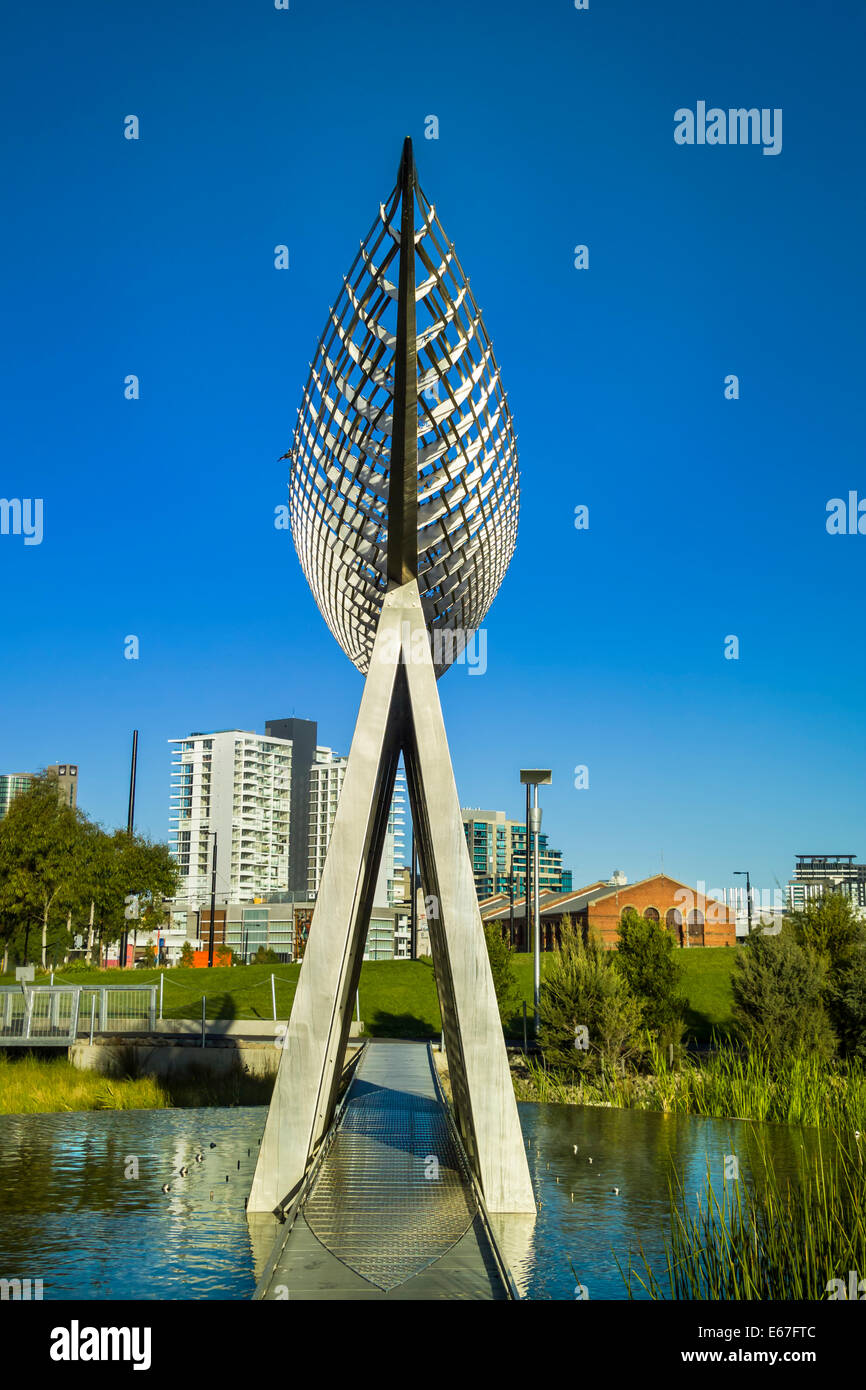 Reed Vessel, 2004 Künstlerin Virginia König Edelstahl & Aluminium Skulptur, mit australischen Poesie Docklands, Melbourne Stockfoto