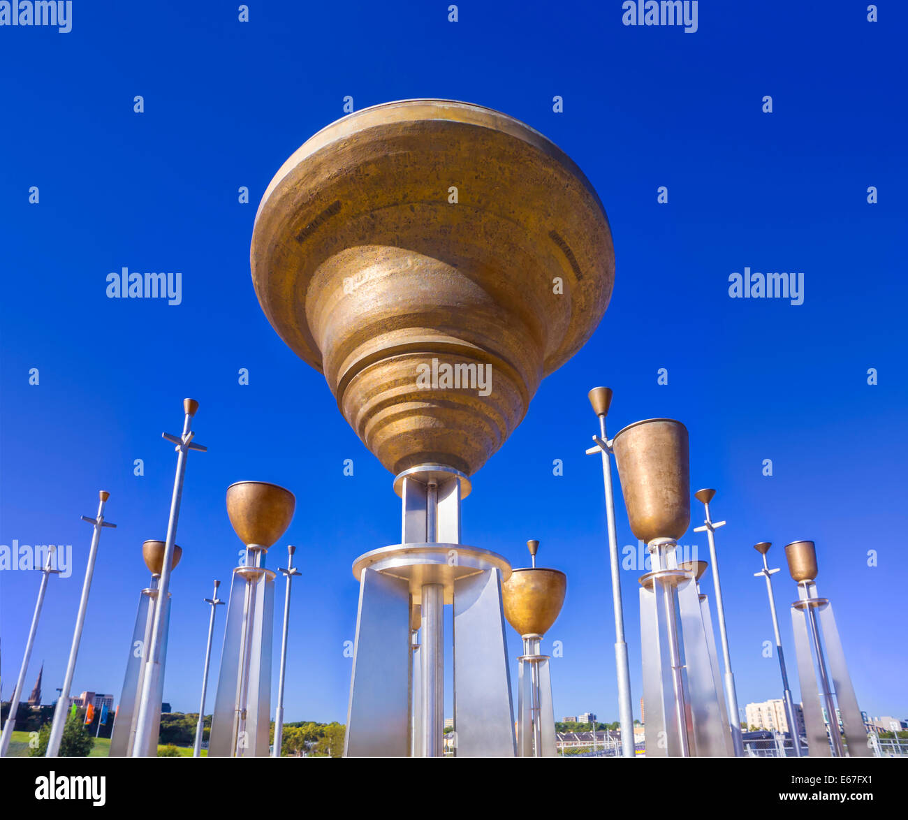 Föderation Glocken Bronze-Legierung Glocken auf verzinktem Stahl Pfosten, 2002 Kunst im öffentlichen Raum Installation, Melbourne, Australien Stockfoto