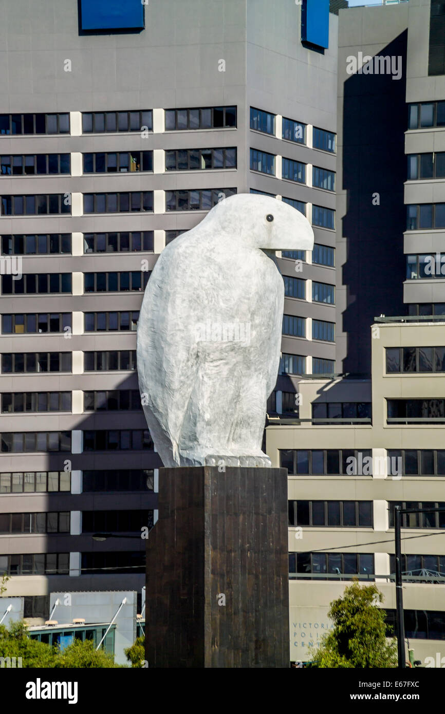 Der Adler, riesige Vogel Skulptur, zeitgenössische Installationskunst von Bruce Armstrong, Melbourne Australien Stockfoto