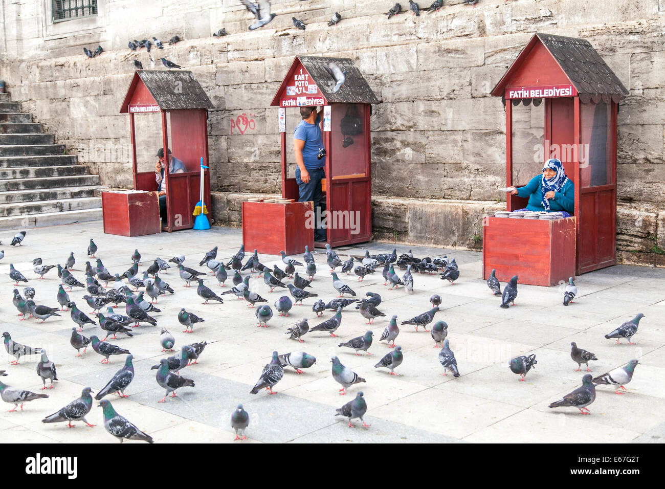 Füttern der Tauben vor Yeni Moschee durch den Gewürzmarkt in Istanbul Stockfoto