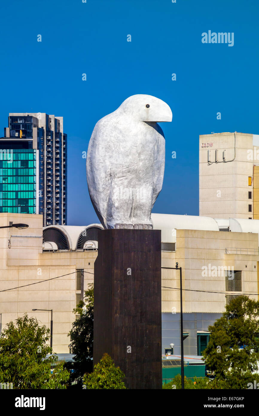 Adler, riesige Vogel Skulptur, zeitgenössische Installationskunst von Bruce Armstrong, umrahmt von City of Melbourne Australien Stockfoto