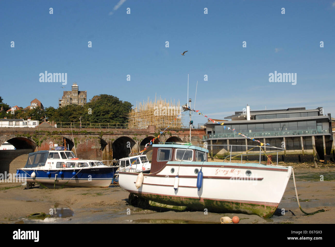 Teil von Folkestone Triennale 2014 neues Kunstwerk "The elektrifiziert Line (Cross-Track) von Gabriel Lester, befindet sich im Hafen. Stockfoto