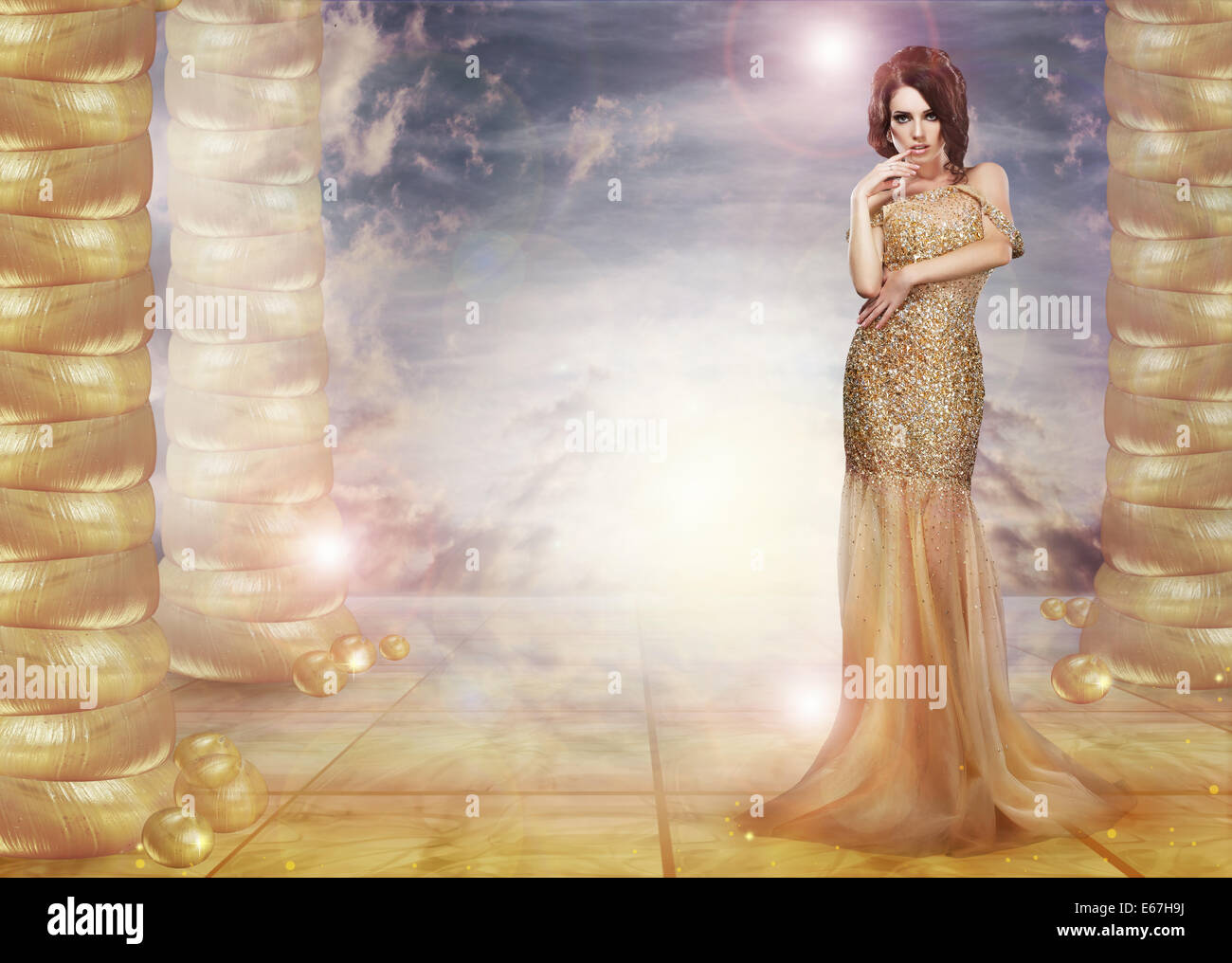 Fantasie. Glam. Verführerische Lady in stilvollen Kleid über abstrakten Hintergrund Stockfoto