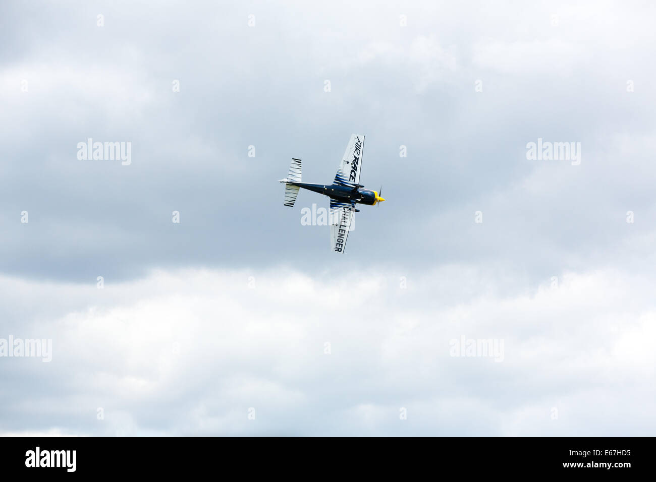 Ascot, Großbritannien.  17. Juli 2014 Challenger Klasse Red Bull Flugzeuge im Flug über Ascot während Training Stockfoto