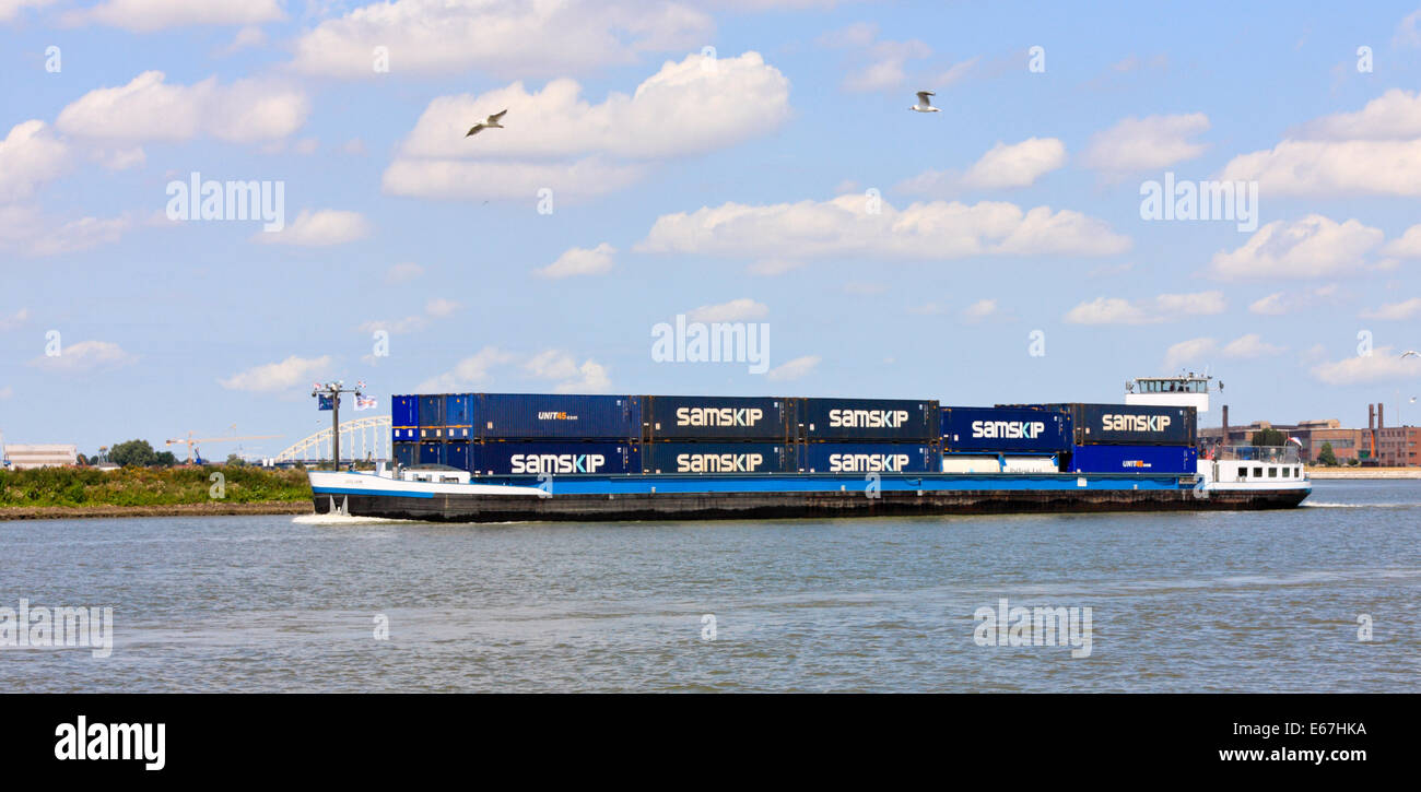 Binnenschiff mit Containern am Oude Maas Fluss, Swijndrecht, Südholland, Niederlande Stockfoto