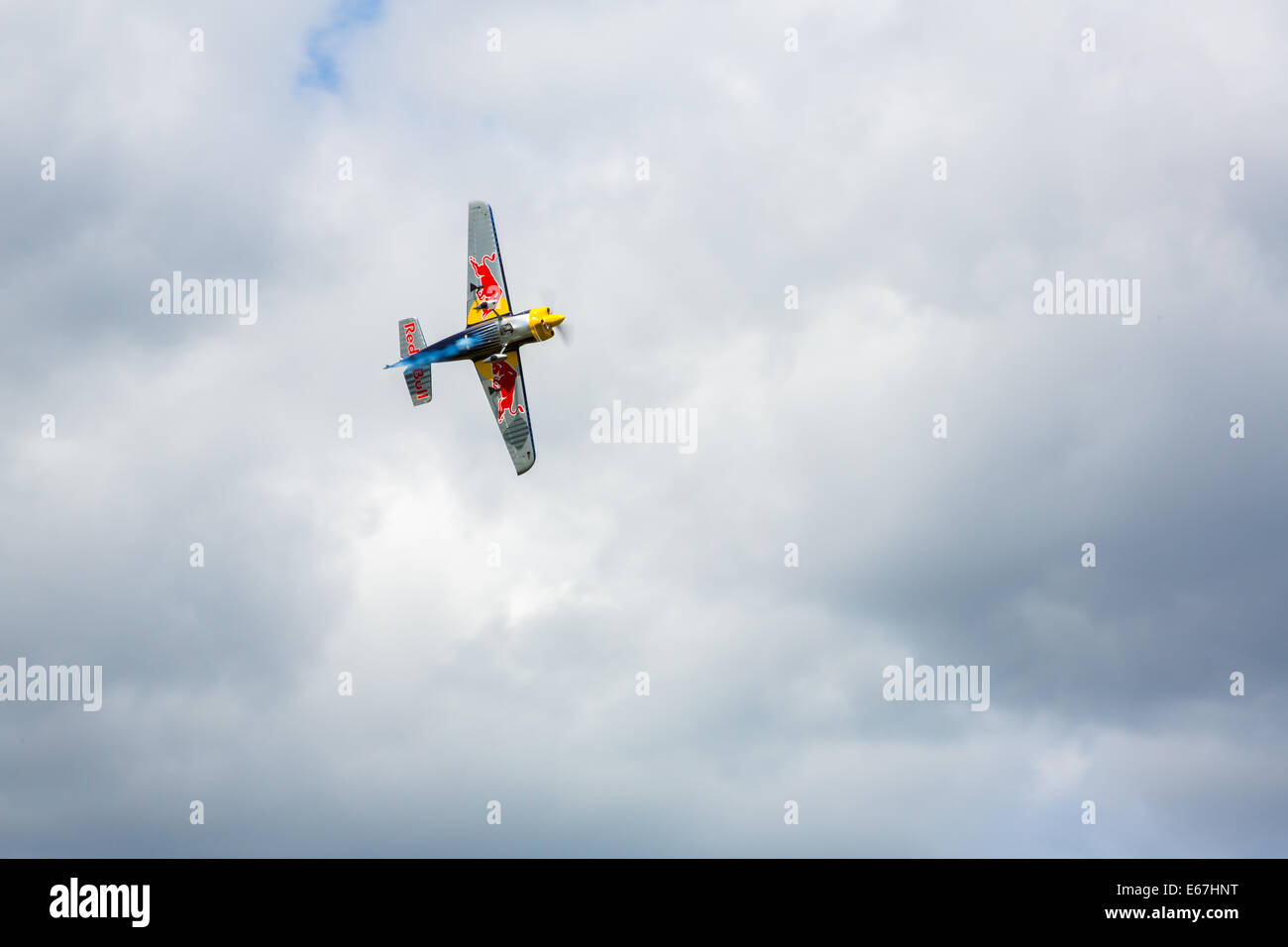 Ascot, Großbritannien.  17. Juli 2014 Meister Klasse Red Bull Flugzeuge im Flug über Ascot während Training Stockfoto
