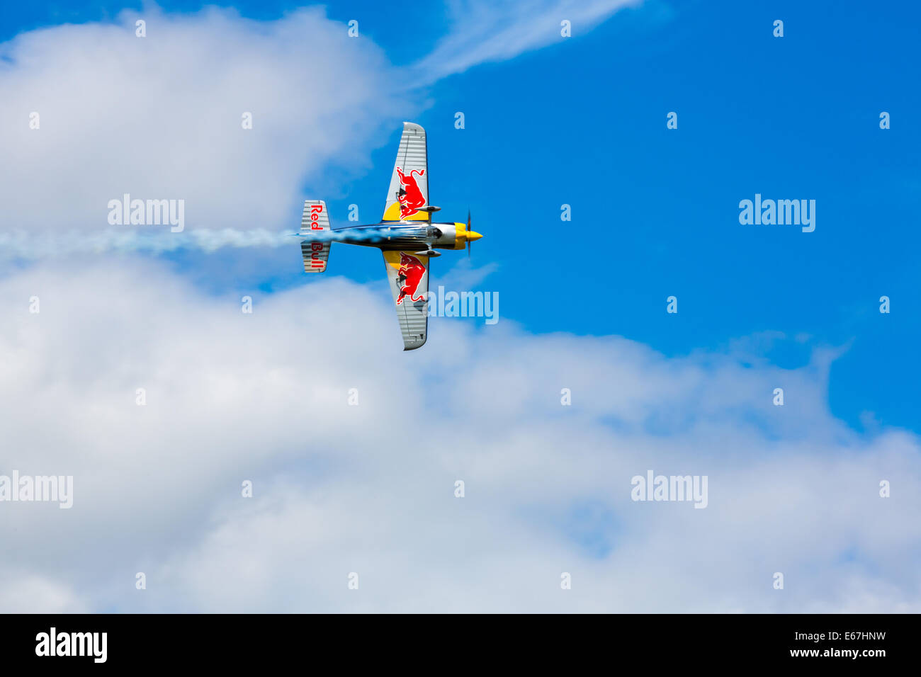 Ascot, Großbritannien.  17. Juli 2014 Meister Klasse Red Bull Flugzeuge im Flug über Ascot während Training Stockfoto