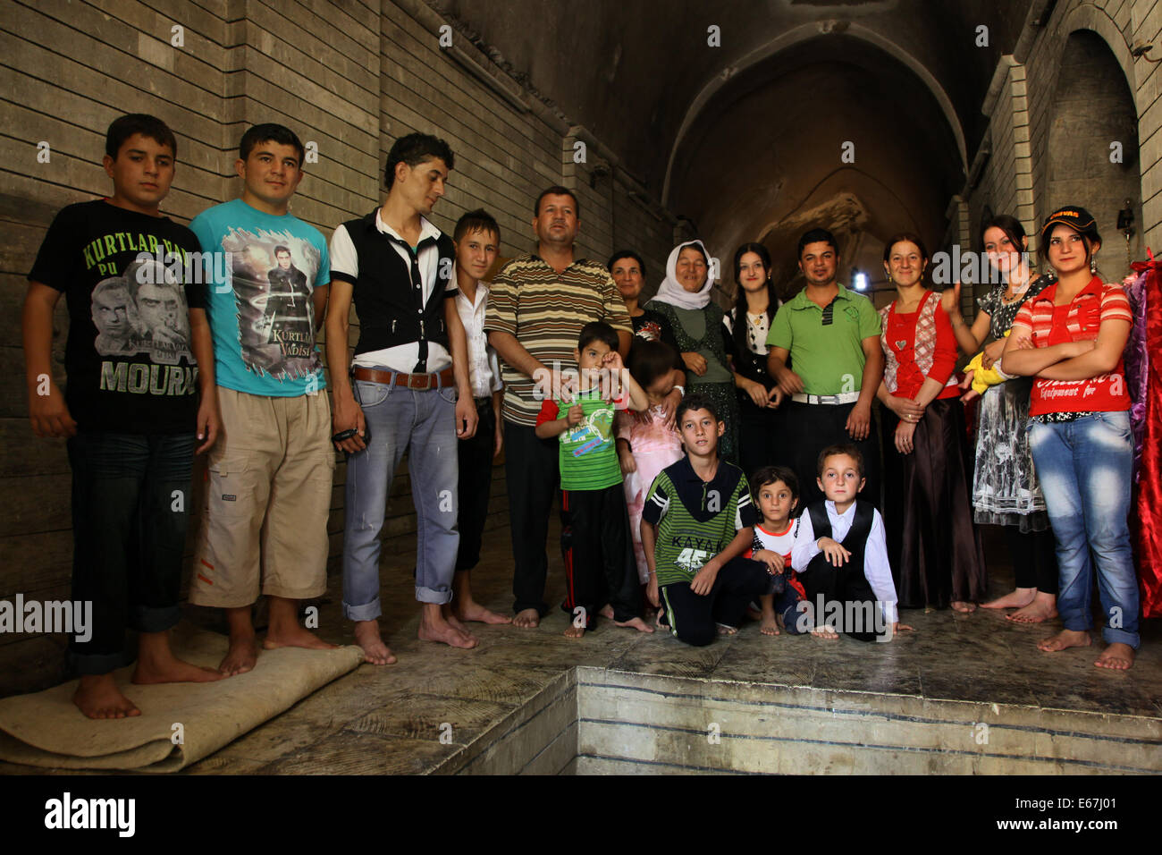 Mitglieder der Yeziden Sekte im Heiligtum von Sheikh Adi ibn Musafir Gründer von Yazidism in der Stadt Lalish im Norden des Irak. Die yazidis oder yezidis sind eine kurdische Ethno religiöse Gruppe. Ihre Religion, Yazidism ist die antike mesopotamische Religionen und kombiniert Aspekte des Zoroastrismus, Hinduismus, Islam, Christentum und Judentum verbunden. Stockfoto