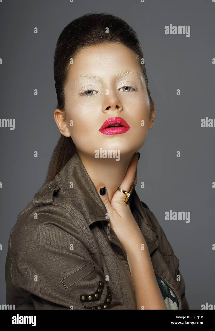 Eleganz. Asiatin mit trendigen Make-up Stockfoto