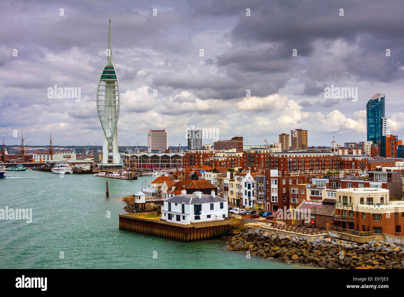 Portsmouth-Docks und Hafen und Kriegsschiffe der Royal Navy, Stockfoto