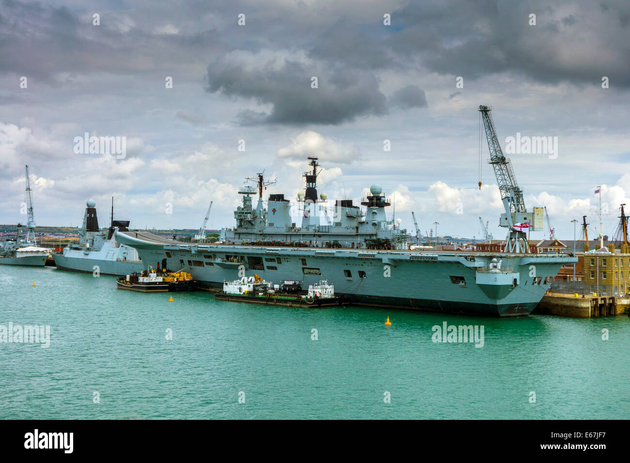 Portsmouth-Docks und Hafen und königliche Marine Kriegsschiffe, Illustrious Stockfoto