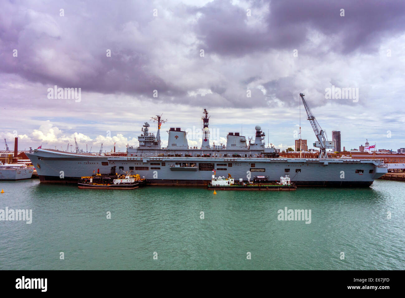 Portsmouth-Docks und Hafen und Kriegsschiffe der Royal Navy, HMS Illustrious Stockfoto
