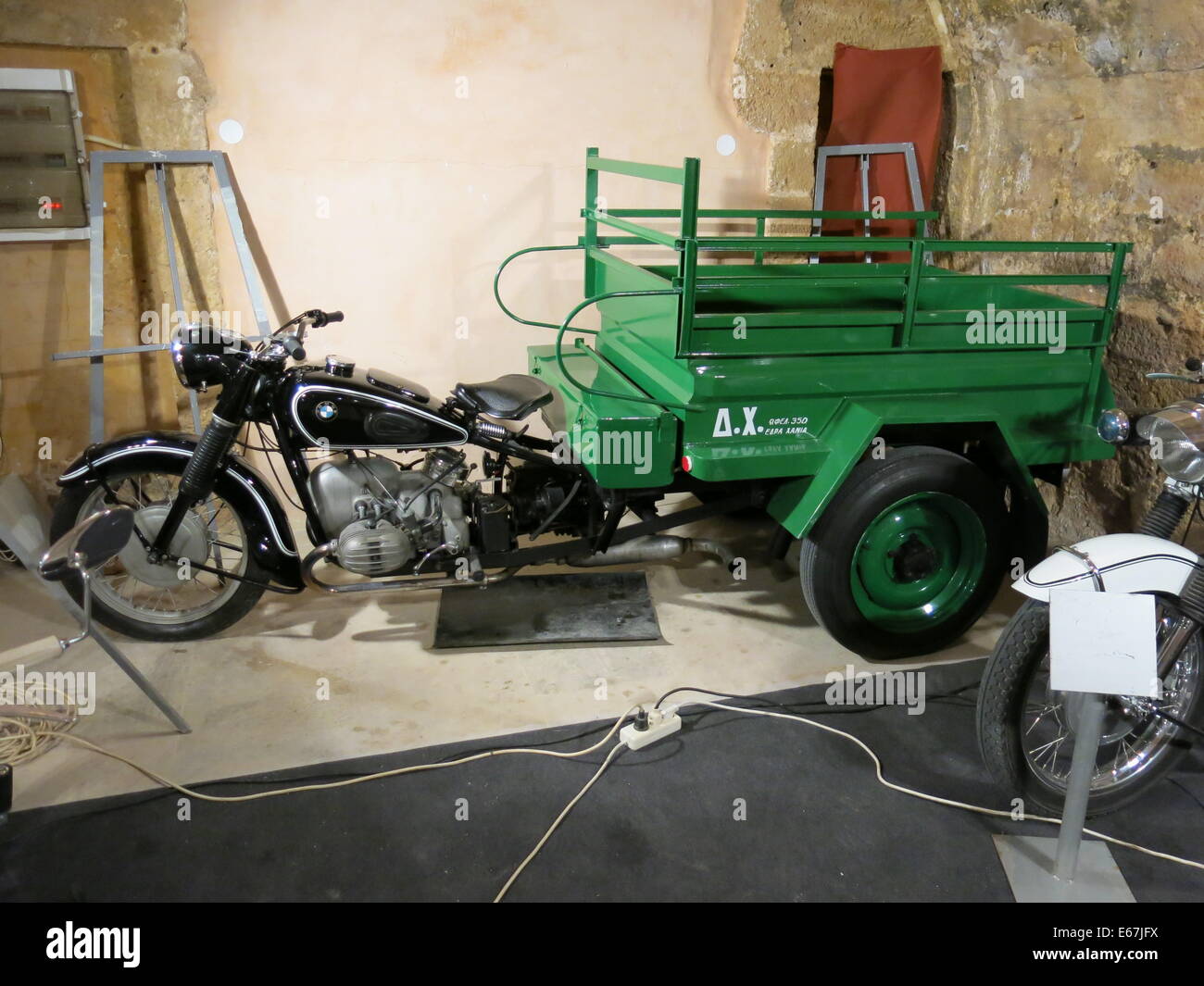 Bild des alten BMW-Motorrades, das auf der 9. Ausstellung der klassischen Motorräder in Chania, Crete, Griechenland, in ein Dreirad umgebaut wurde. Stockfoto