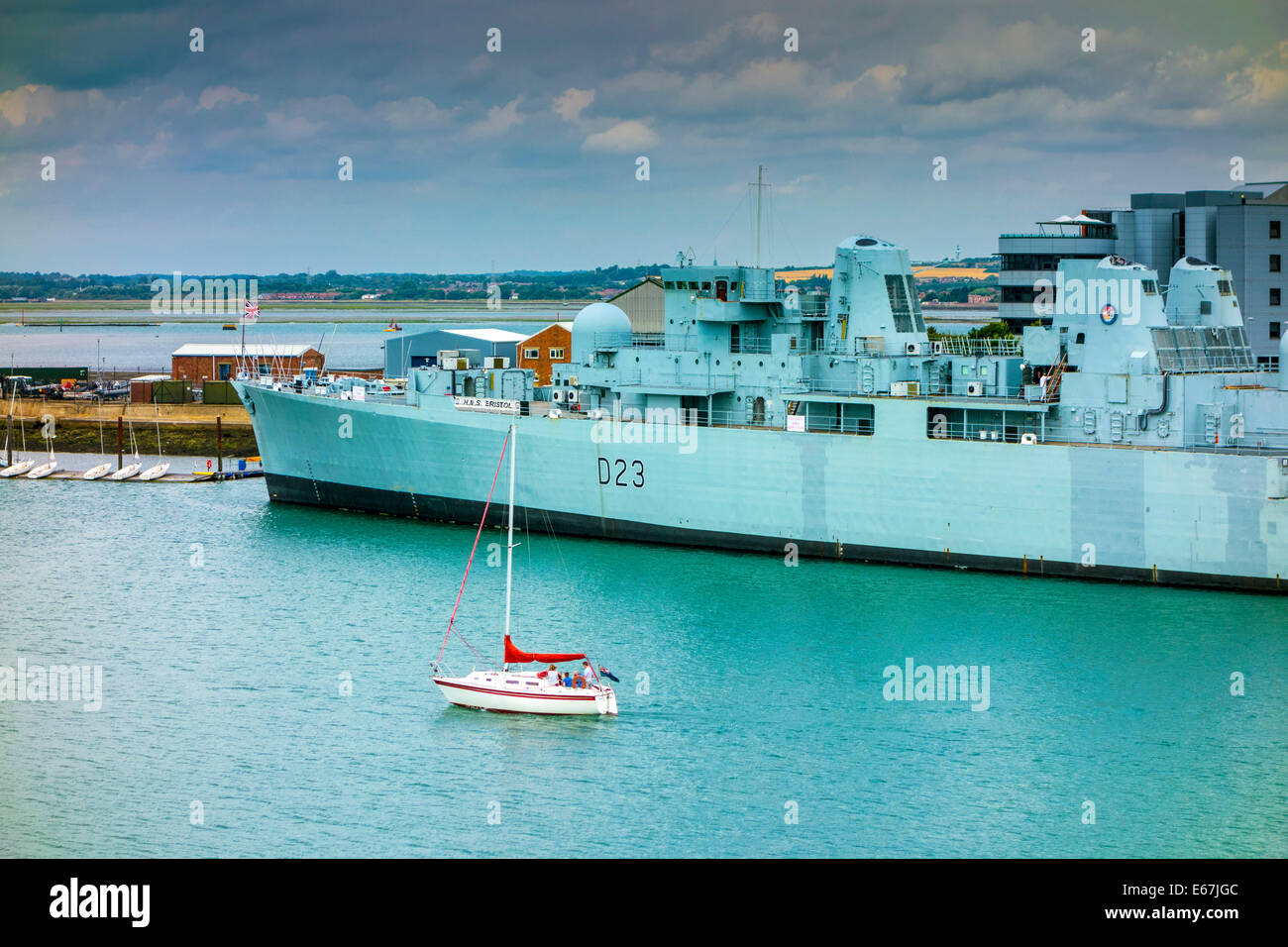 Portsmouth-Docks und Hafen und Kriegsschiffe der Royal Navy, HMS Bristol Stockfoto