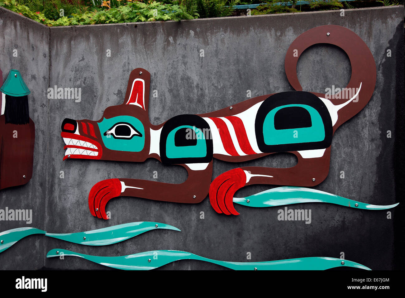 Native Alaskan Kunst im öffentlichen Raum in Juneau. Stockfoto
