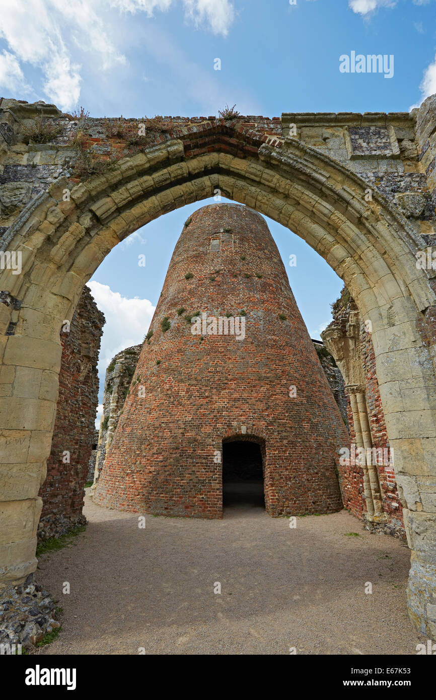 St. Benet Abtei Torhaus in der Nähe von Ludham auf den Norfolk Broads mit den Resten einer Windmühle in den Klostermauern eingebaut Stockfoto