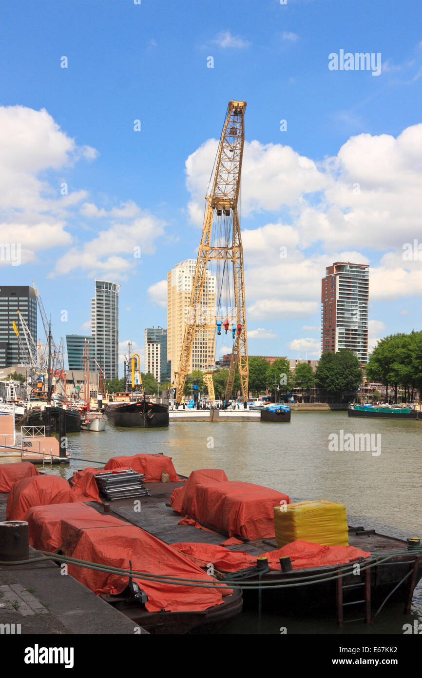 Lastkähne und Schwimmkran der Leuvehaven, Rotterdam, Südholland, Niederlande Stockfoto