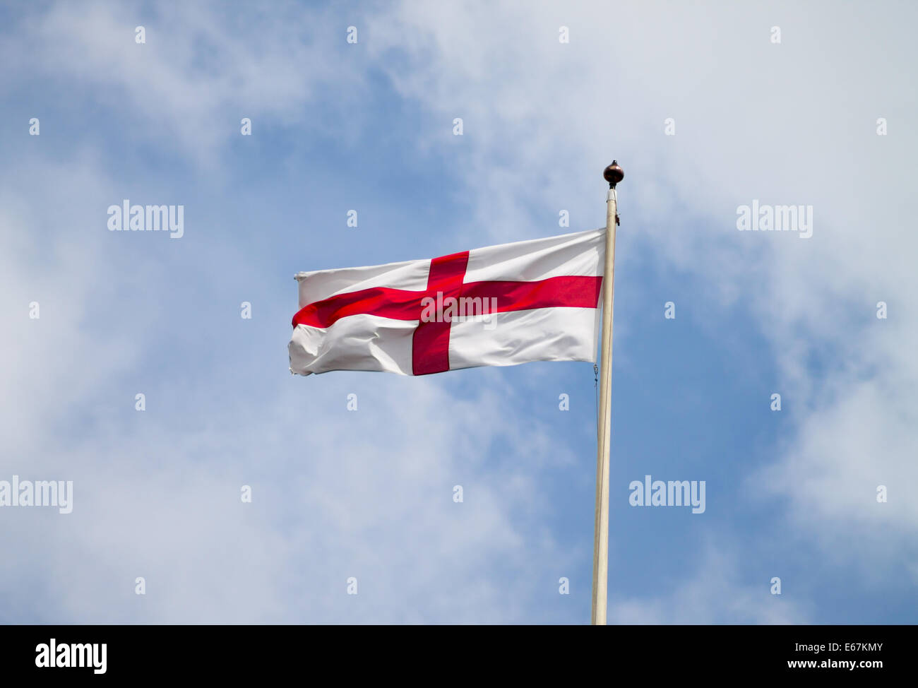 Die englische Flagge (das Kreuz von St. George) auf Vollmast. Stockfoto