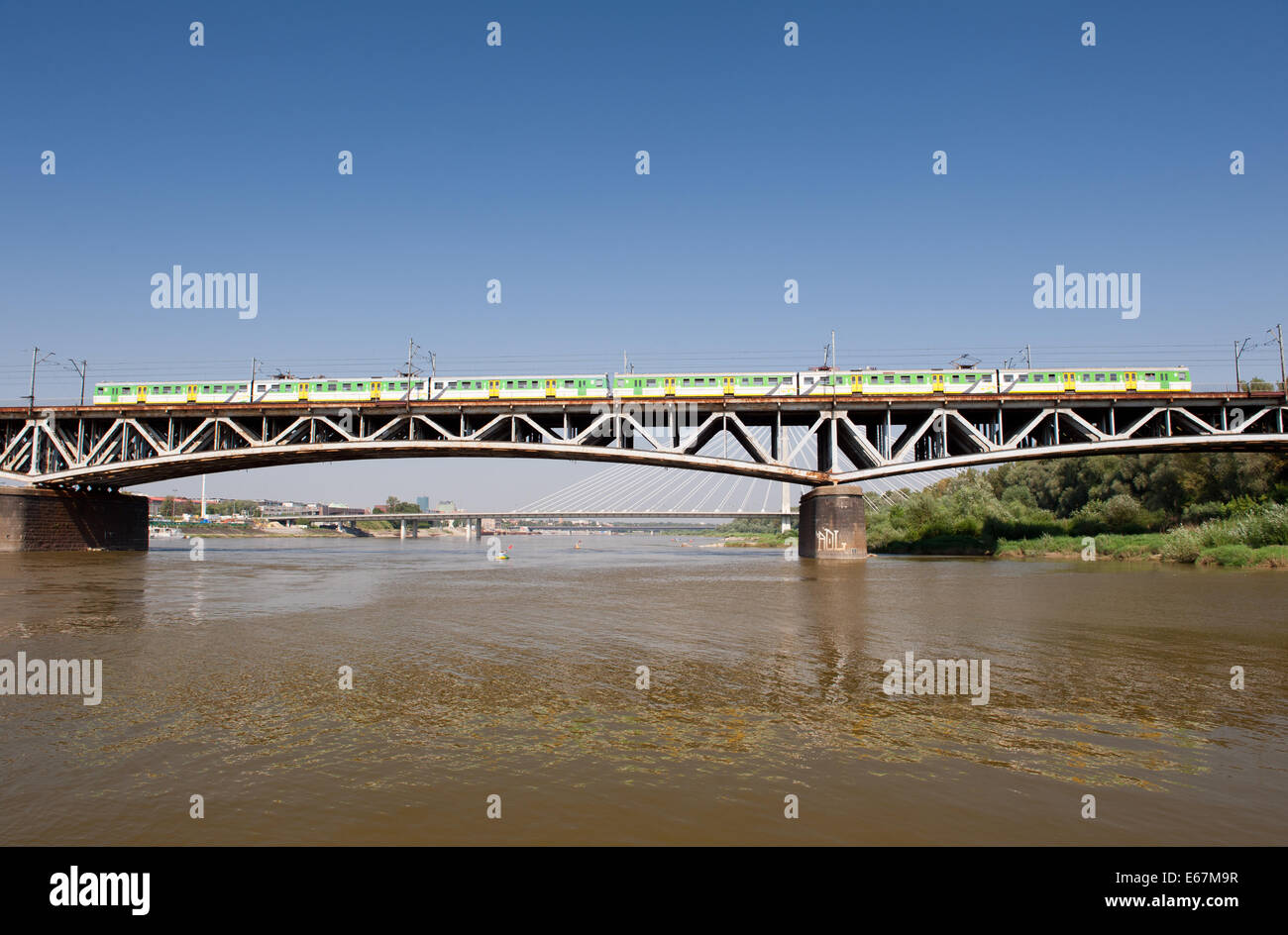 Zug auf der Poniatowski-Brücke bei Weichsel Stockfoto