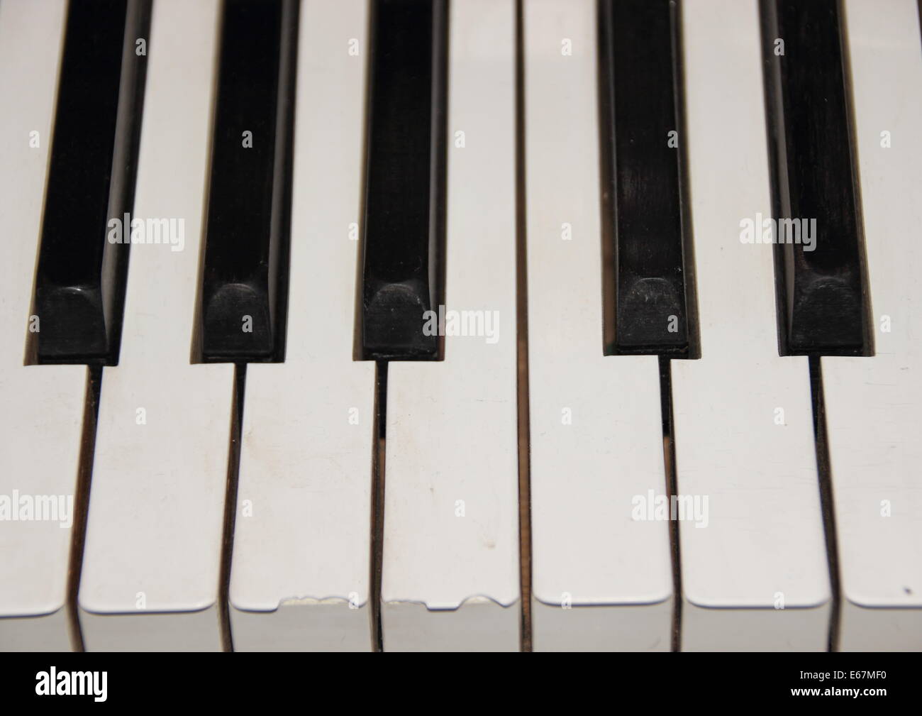 Eine Oktave auf altes Klavier mit gebrochenen Schlüssel Stockfoto