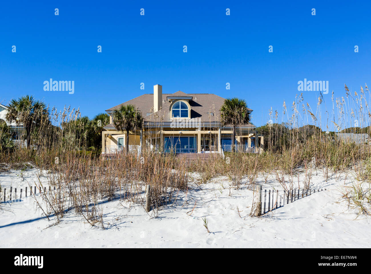 Typisches Haus direkt am Strand am Nordende von Myrtle Beach, South Carolina, USA Stockfoto