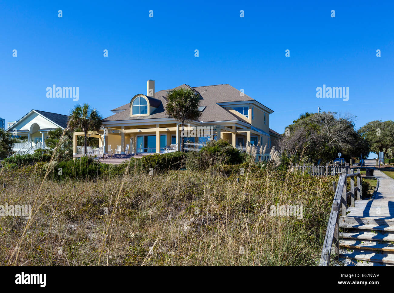 Typisches Haus direkt am Strand am Nordende von Myrtle Beach, South Carolina, USA Stockfoto