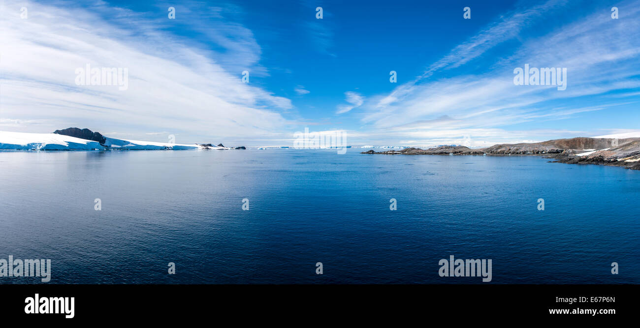 Antarktis außergewöhnlicher natürlicher Schönheit, Paradise Bay Halbinsel.  Panorama aus zwei Bild zusammengeführt. Foto; 27. Dezember 2011 Stockfoto