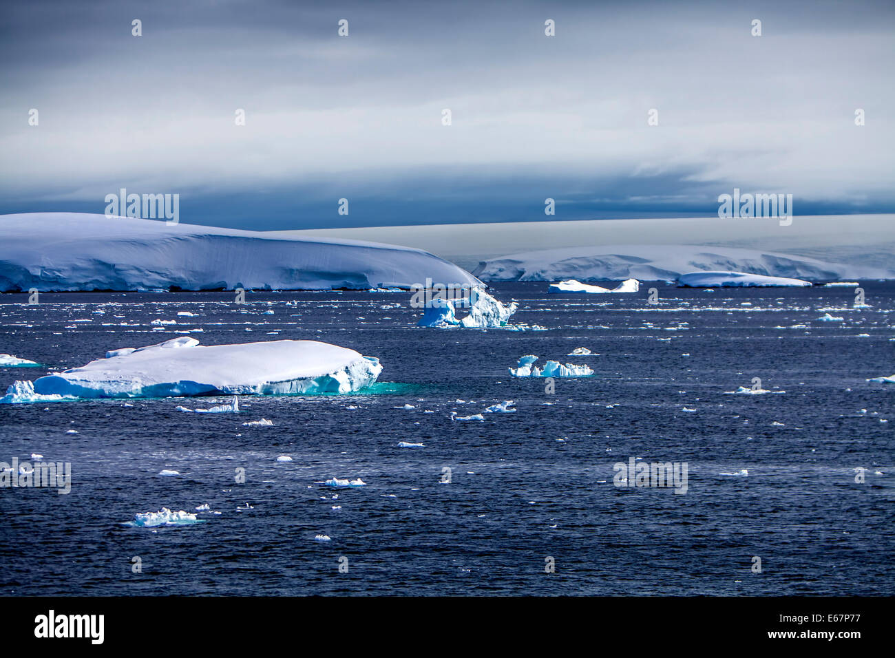 Antarktis Ozean mit Eislandschaft Stockfoto