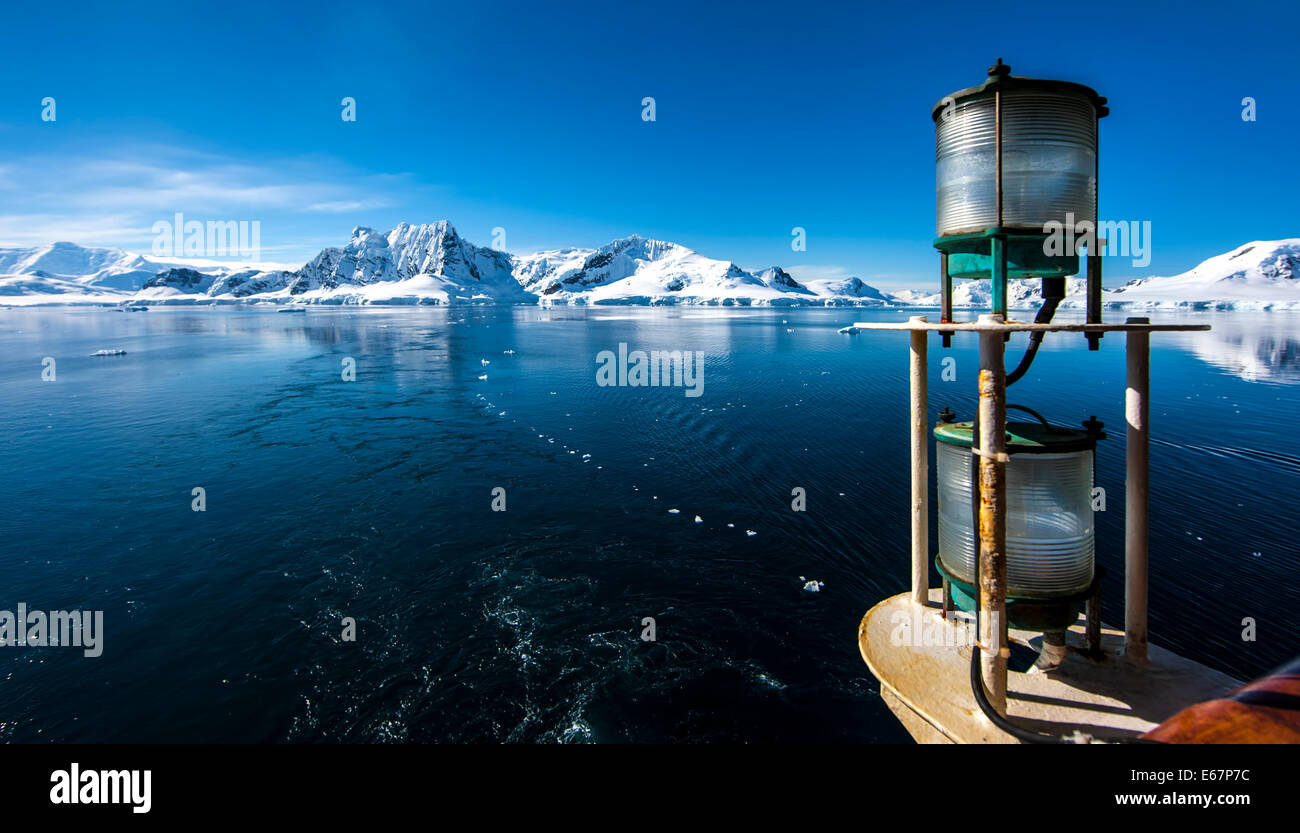 Antarktis herausragende Landschaft natürlicher Schönheit. Blick vom Boot mit Boot Licht signalisiert.  Foto; 27. Dezember 2011 Stockfoto
