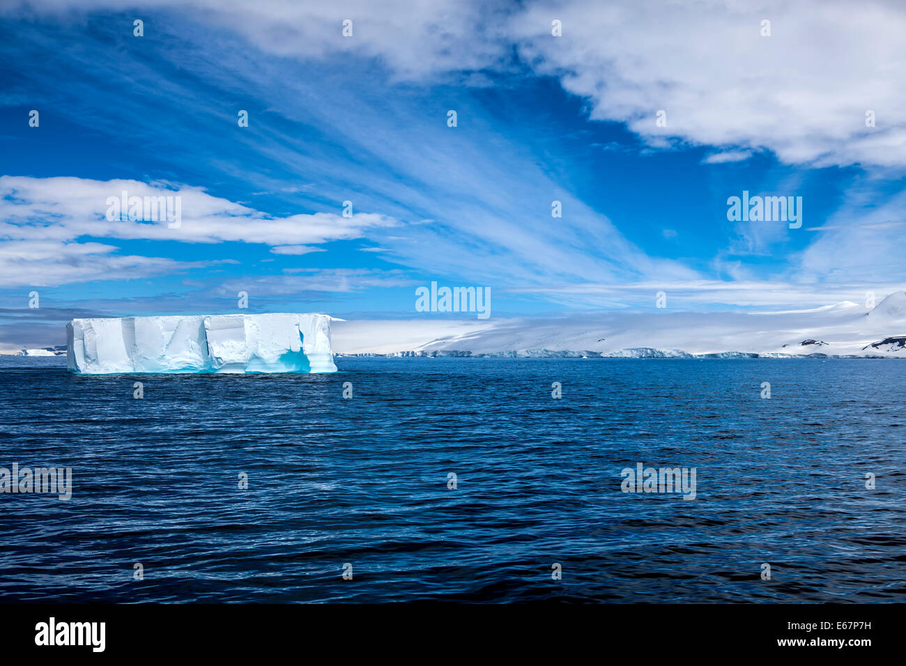 Antarktischen Eisberges schwimmend im Meer mit schönen Hintergrund.  Genommen; 27. Dezember 2011. Stockfoto