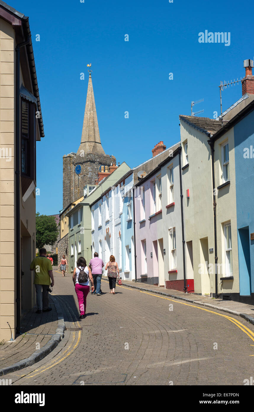 Reihe von bunt bemalten Häusern auf einer Straße in Tenby, Pembrokeshire, South Wales Stockfoto