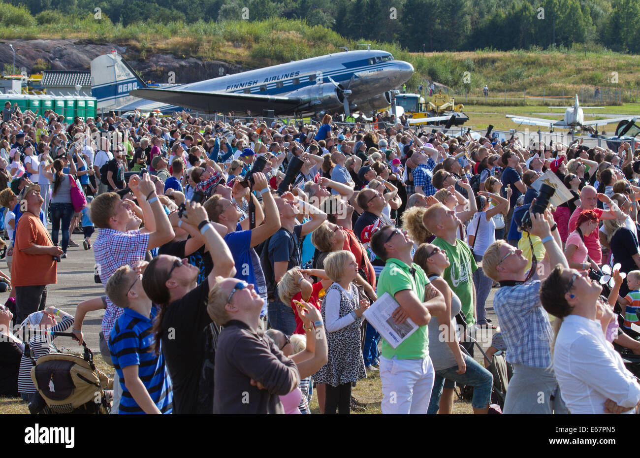 Helsinki, Finnland, 17. August 2014. Menschen sahen Finnland International Airshow 2014 am Flughafen Helsinki-Malmi. Bildnachweis: Aija Lehtonen/Alamy Live-Nachrichten Stockfoto