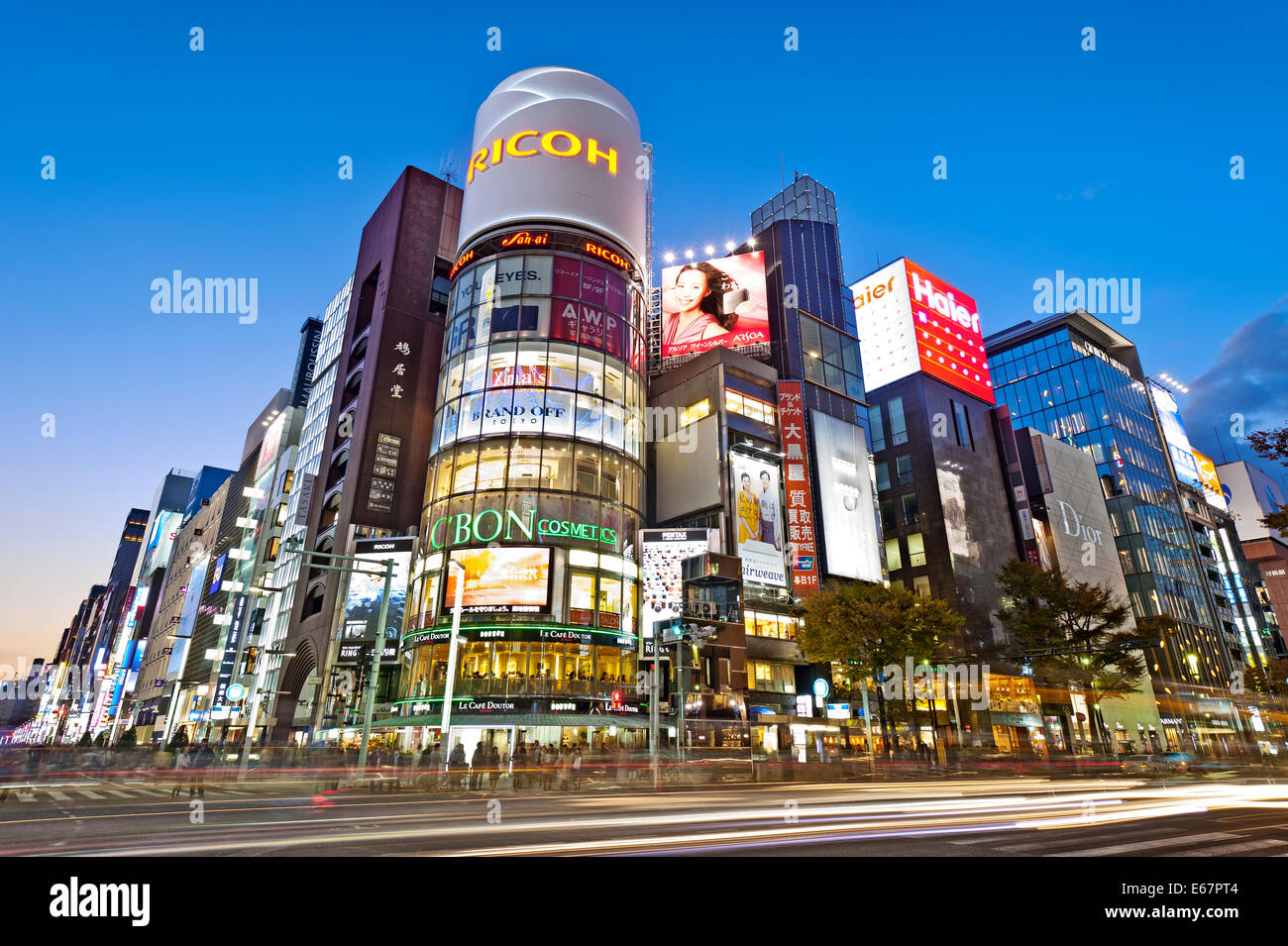 Ginza Crossing Tokyo Night Dusk Lights Werbung Stockfoto