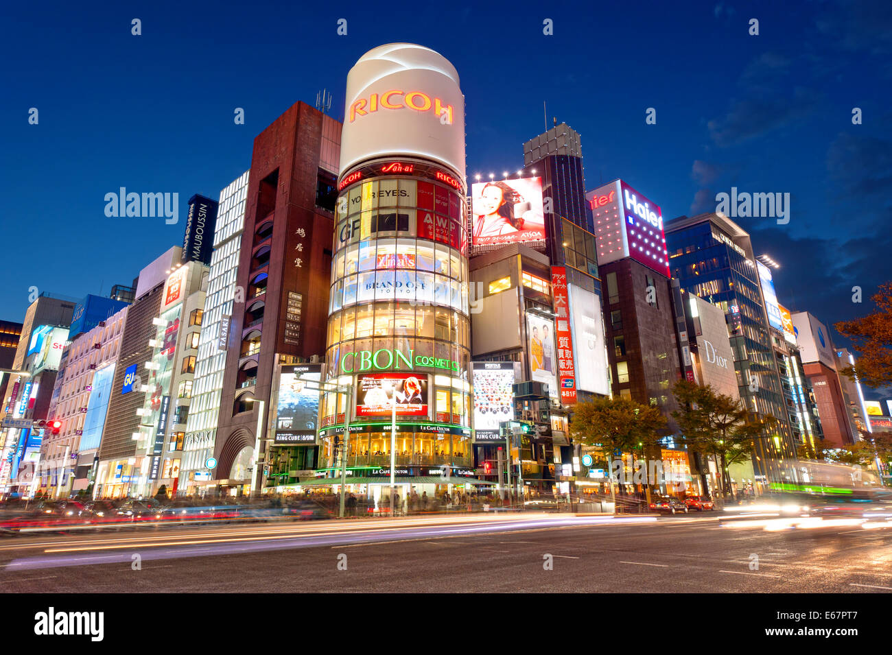 Skyline Tokyo Tokyo Ginza Kreuzung Nacht Dämmerung leuchtet Werbung Stockfoto