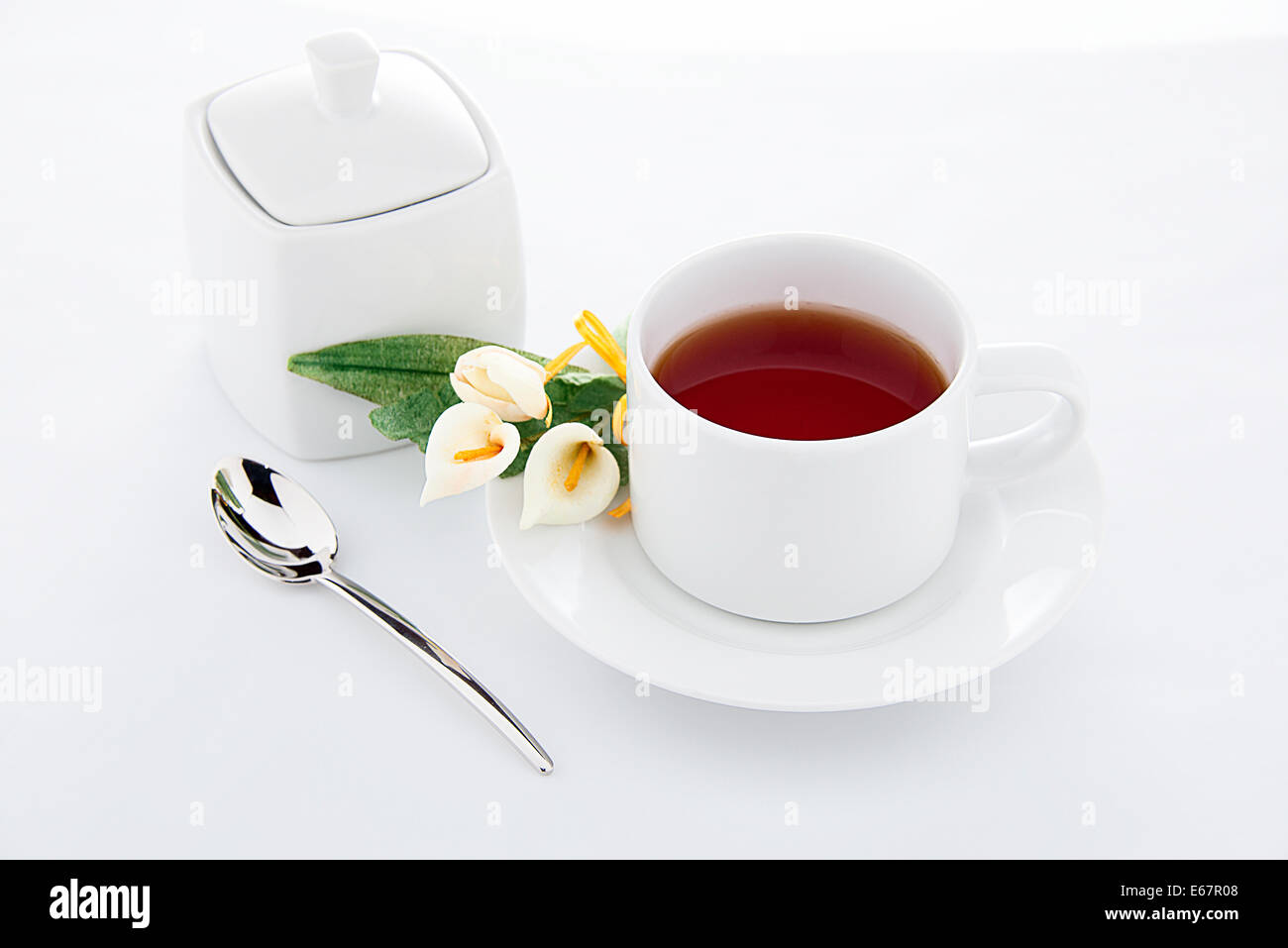 Tea-Time - eine Tasse Tee mit Zuckerdose und Blumen Stockfoto