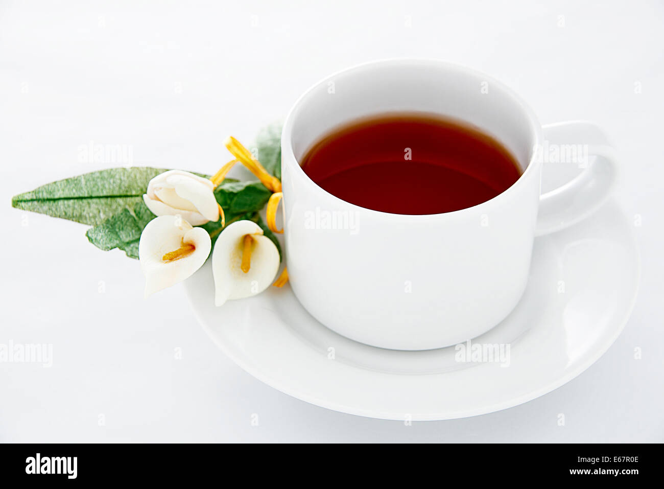 Tea-Time - eine Tasse Tee mit Blüten Stockfoto