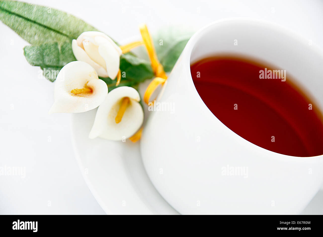 Tea-Time - eine Tasse Tee mit Blüten Stockfoto