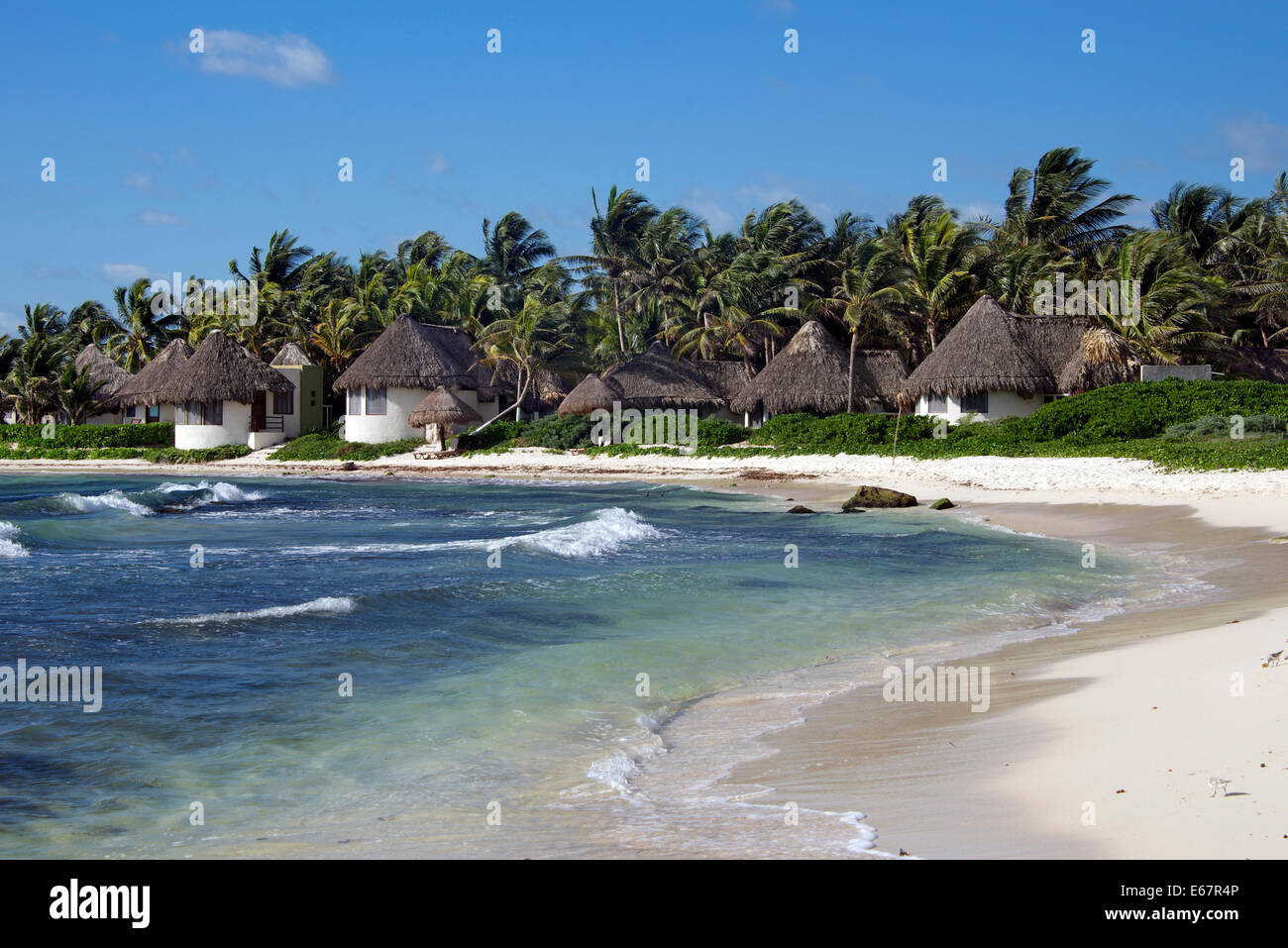 Rondavels am Strand Turtle Bay Tulum Yucatan Mexiko Stockfoto