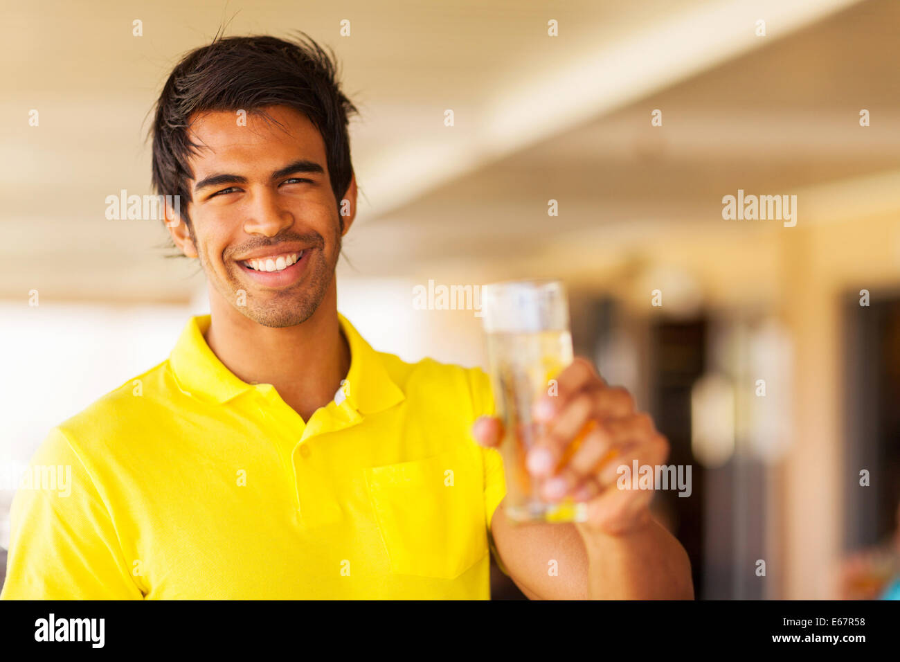 fröhlichen junger indischen Mann vorschlagen einen toast Stockfoto