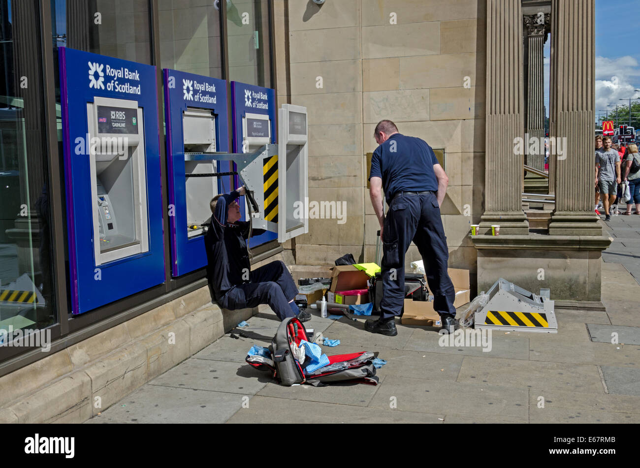 Ingenieure arbeiten an einem Royal Bank of Scotland ATM auf Princes Street, Edinburgh, Schottland, UK. Stockfoto