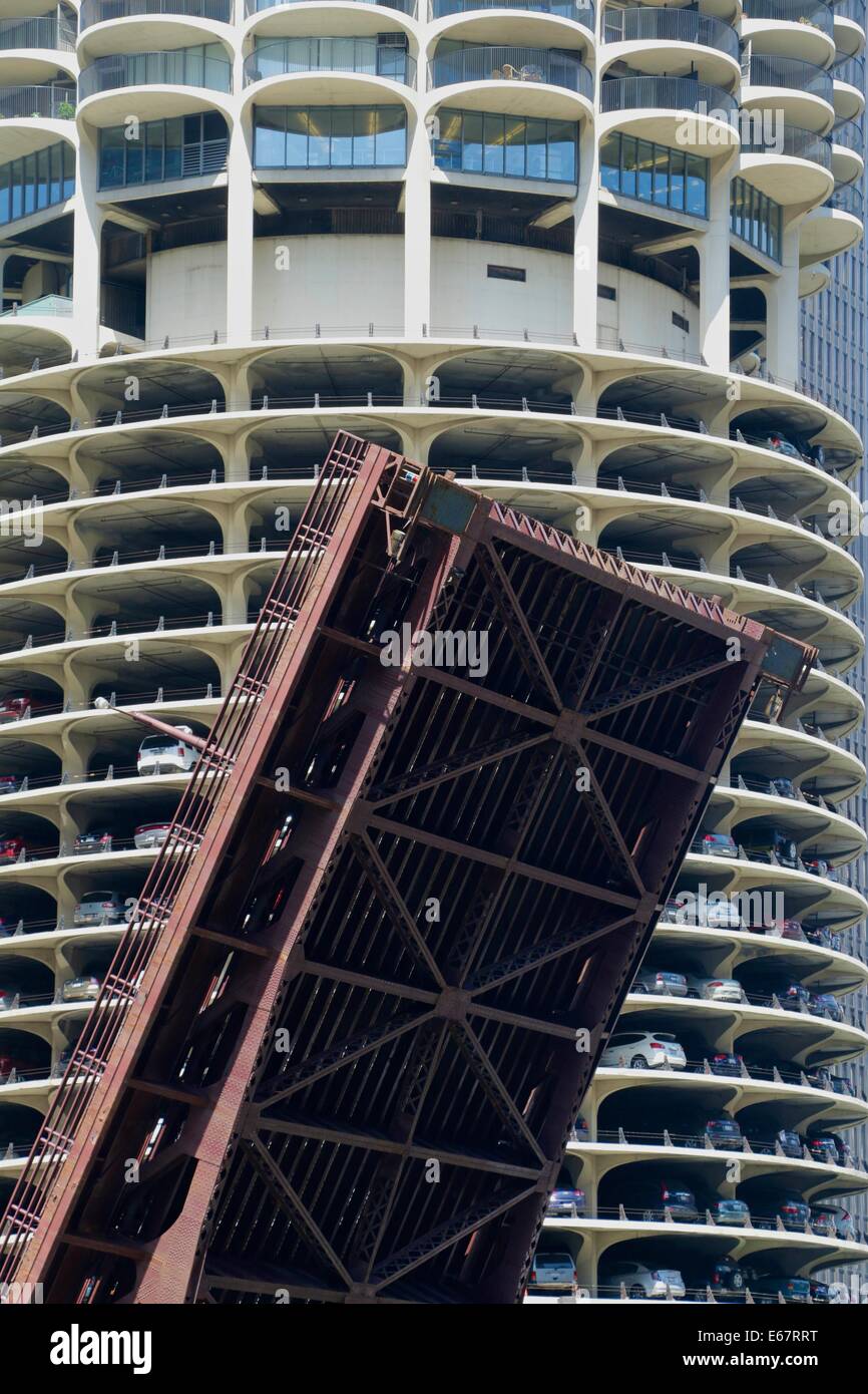 Dearborn Street Bridge, offenen Norden Blatt mit Marina Towers im Hintergrund. Stockfoto