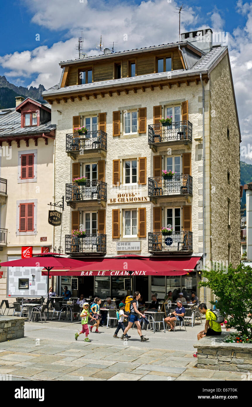 Sommer in Chamonix in den französischen Alpen, die Touristen genießen eine Pause und einen Drink vor dem Hotel Le Chamonix. Stockfoto