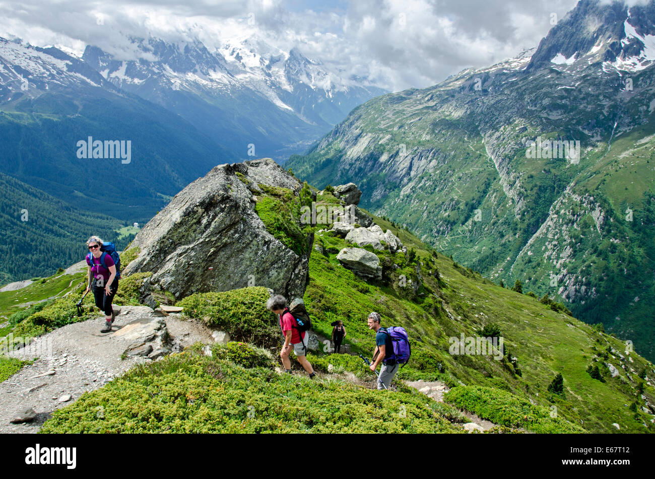 Wanderer auf dem Weg von Le Tour bis zu der L' Achselbänder des Possettes mit dem Tal von Chamonix im Hintergrund. Stockfoto