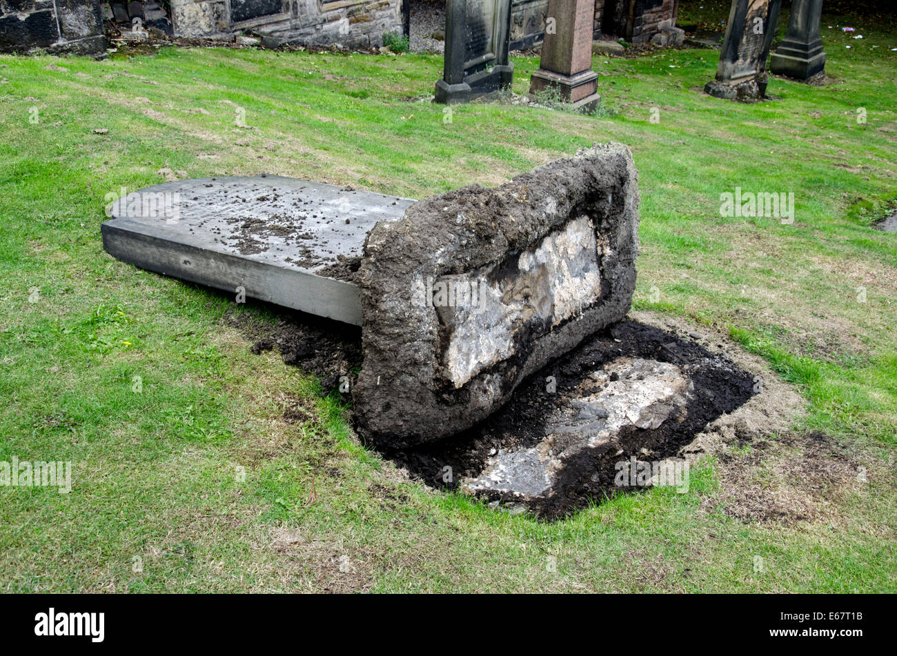 Gefallene oder gestürzte Grabstein im alten Calton Burial Ground, Waterloo Place, Edinburgh, Schottland. Stockfoto