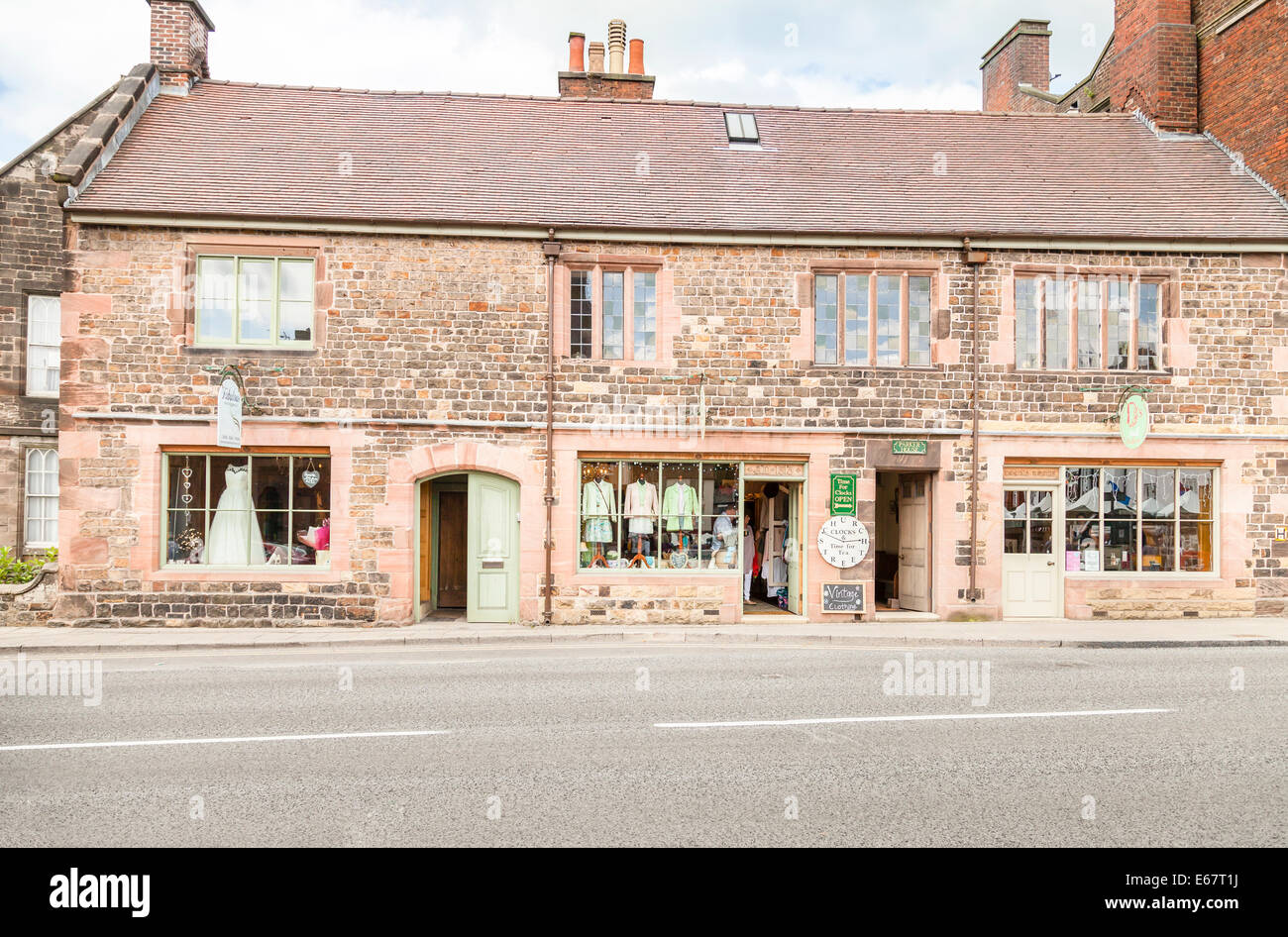 Lauch, Staffordshire, England, Vereinigtes Königreich. Eine Reihe von vier Geschäfte.  Brautmodengeschäft Vintage Tücher Teestube nail Salon. Stockfoto