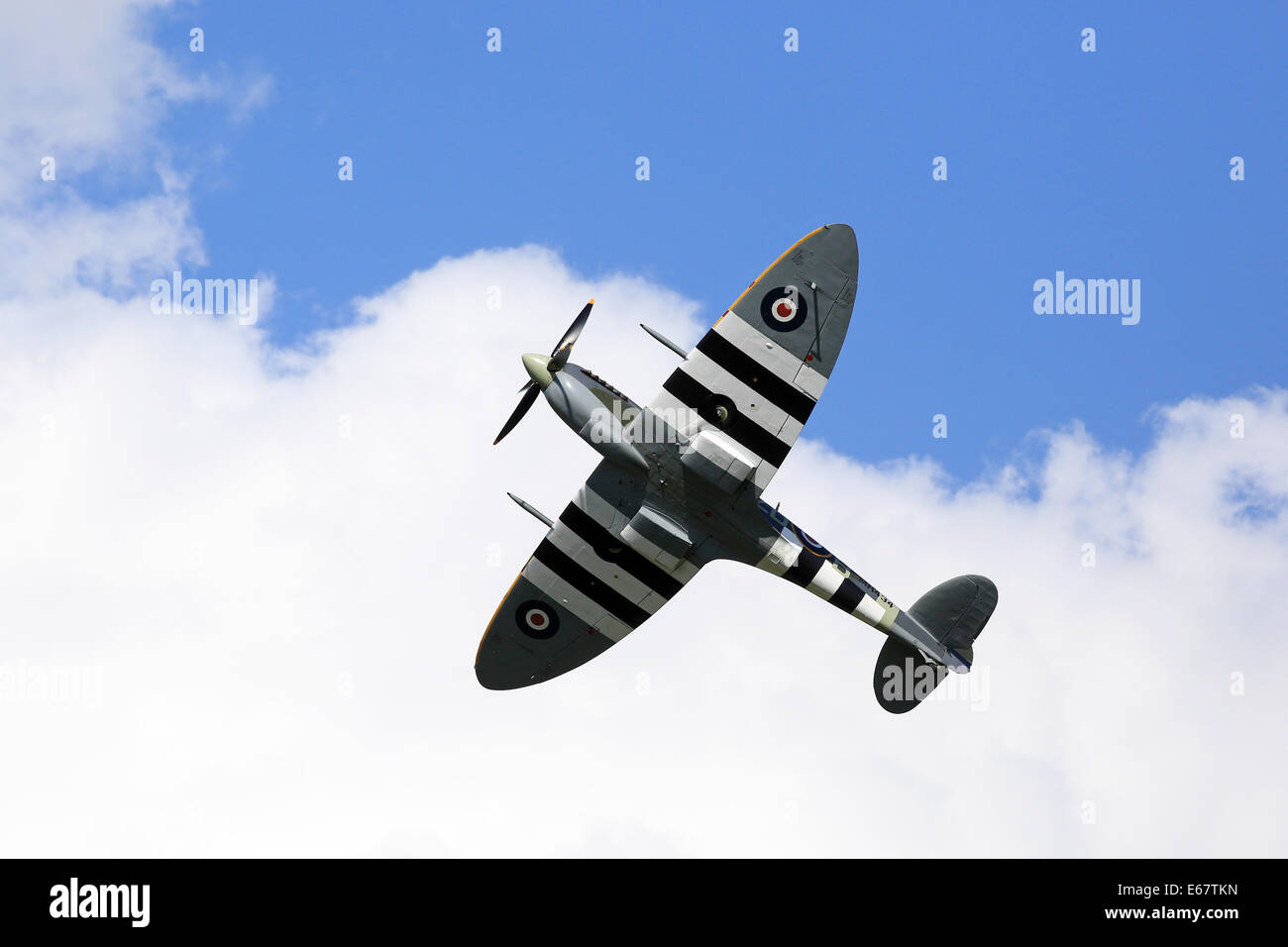 Pferderennbahn Ascot, Berkshire, UK. 17. August 2014. Spitfire heute bei der Red Bull Air Race 2014 an Ascot Racecourse Surrey abgebildet. Bildnachweis: Oliver Dixon/Alamy Live-Nachrichten Stockfoto