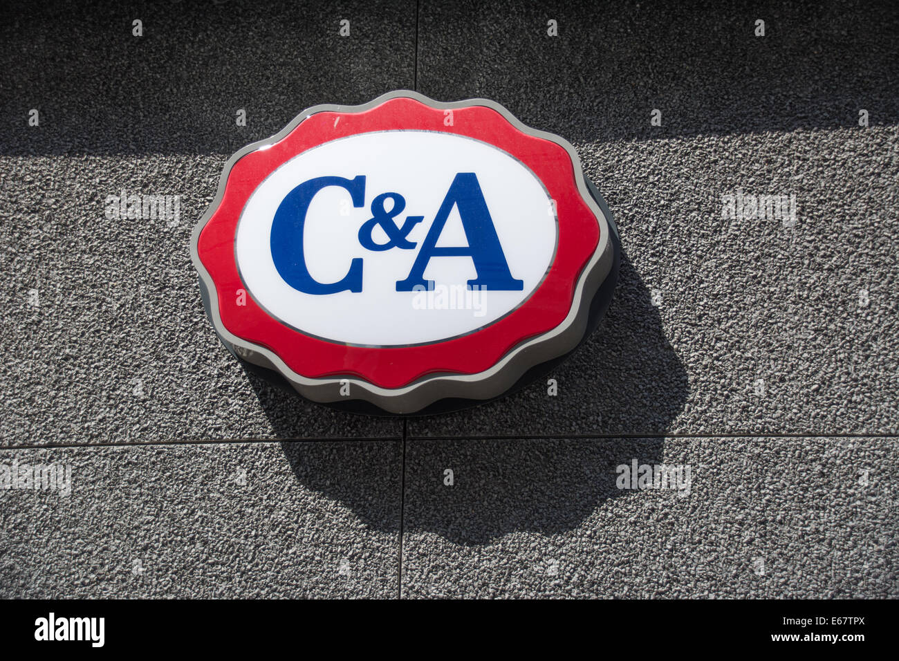 C&A-Schild für Bekleidungsgeschäft. Einkaufsviertel in Ostende / Oostende, Belgien Stockfoto