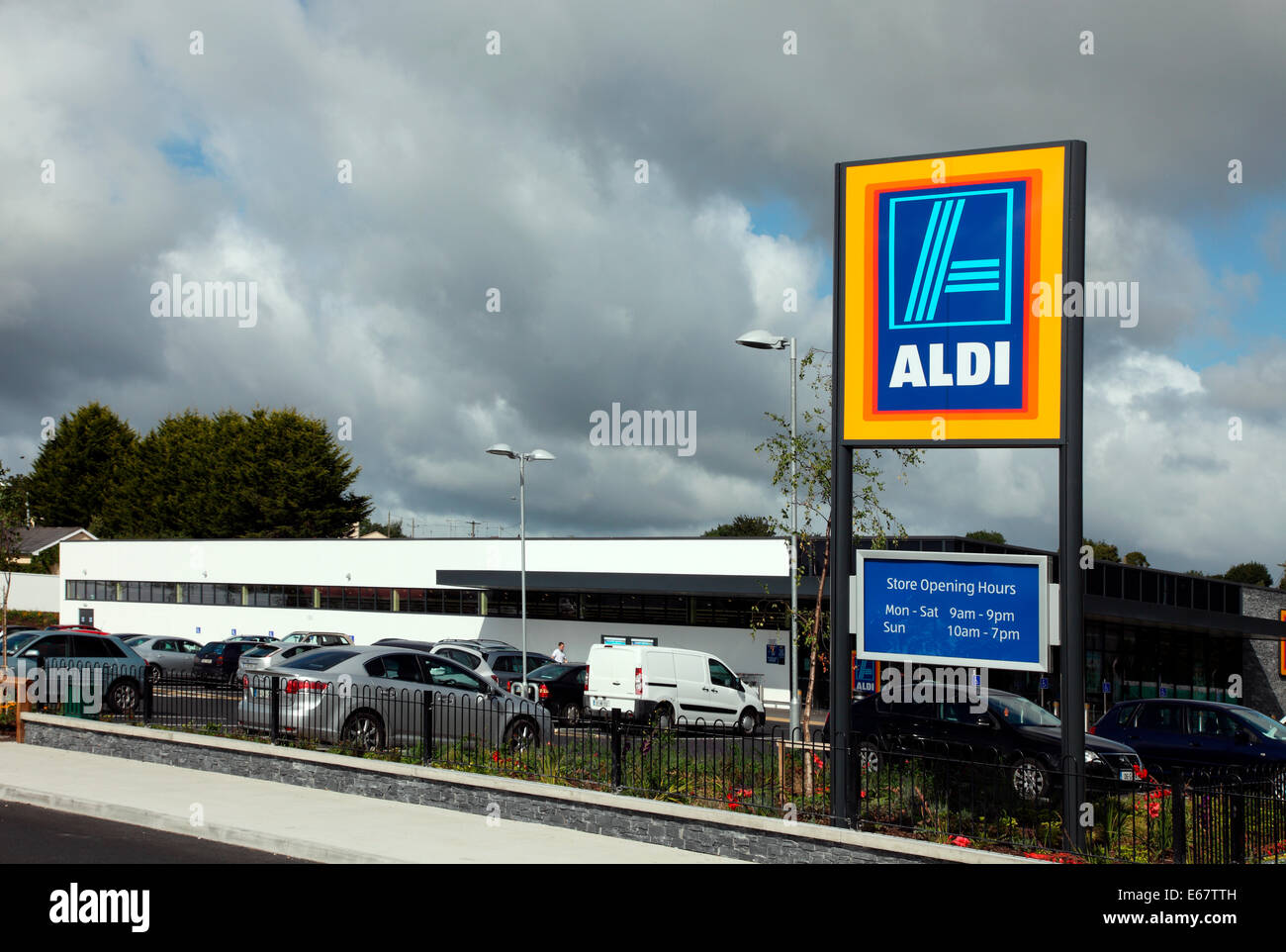 Aldi-Supermarkt in Carrickmacross. Stockfoto